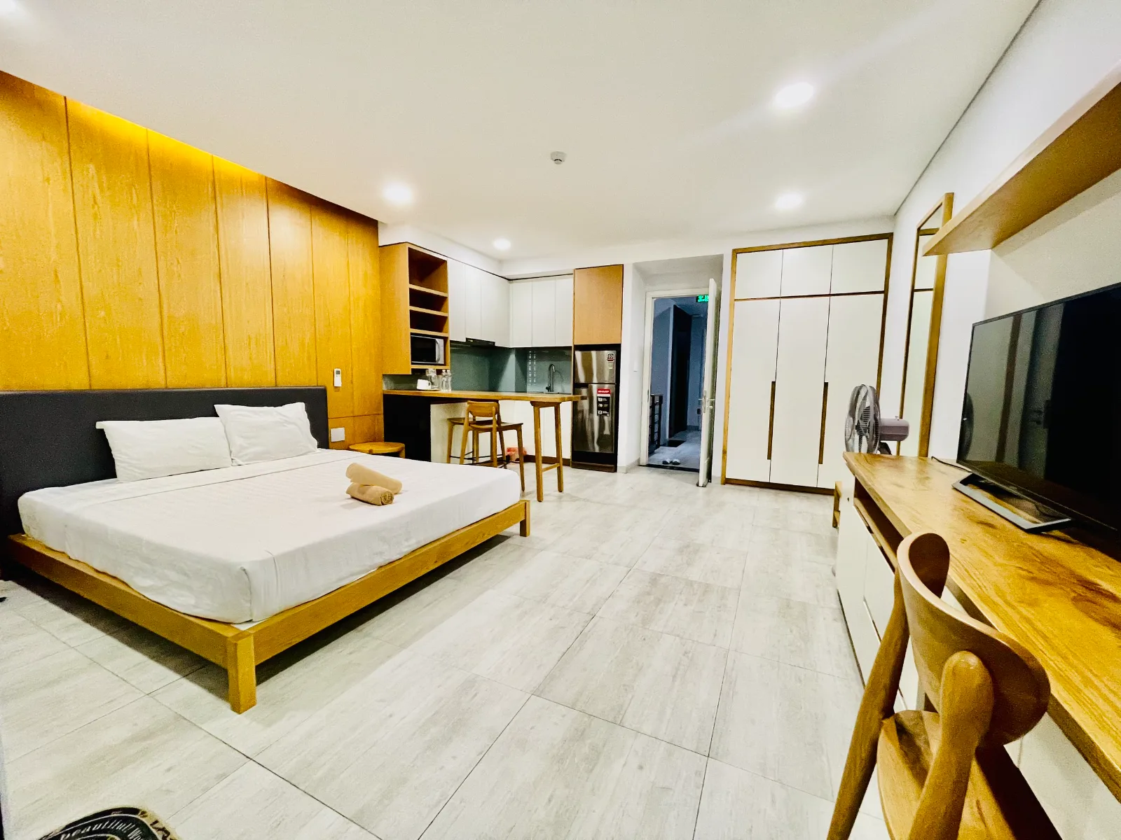 Dawn Apt (Floor 6) – Breezy Breeze Balcony